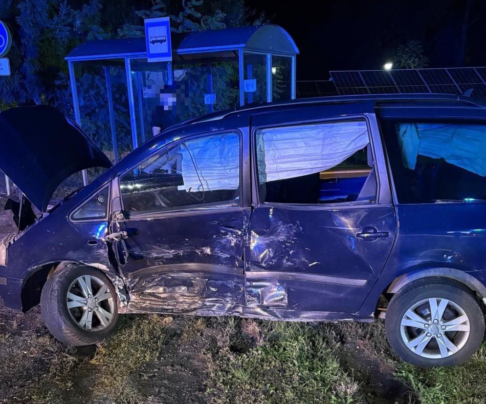 Rozbity Seat Alhambra po wypadku w Krzemieniewie. O szczegółach zdarzenia przeczytasz na Eska Leszno.