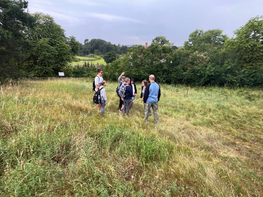 Akcja na polu, gdzie znaleziono Wampirkę z Pnia. Młodzi chodzili z detektorami, niedługo wracają tam archeolodzy