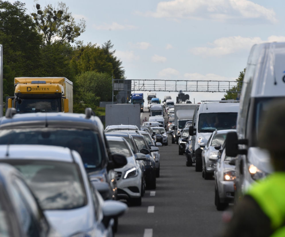 Ogromne korki na autostradzie prowadzącej do przejścia w Kołbaskowie