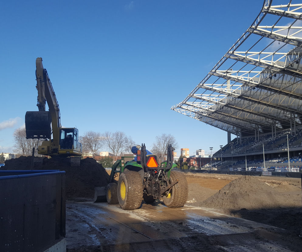 Praca wre na rzeszowskiej „Stali”. Kiedy stadion będzie gotowy? [FOTO, WIDEO]