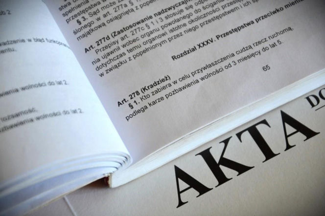 Wpadli fani drogich perfum. Na koncie mają dwie kradzieże. Już usłyszeli zarzuty