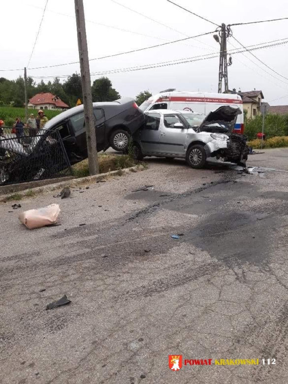 Dwa groźne wypadku w powiecie krakowskim! Trzy osoby trafiły do szpitala [ZDJĘCIA]