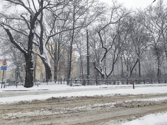 Atak zimy w Krakowie. Miasto sparaliżowane, IMGW ostrzega
