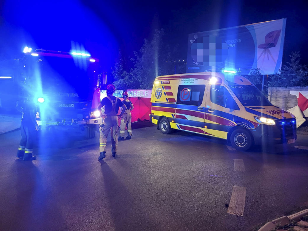 Przerażający wypadek w Chełmży. Motocyklista wjechał w betonowy płot