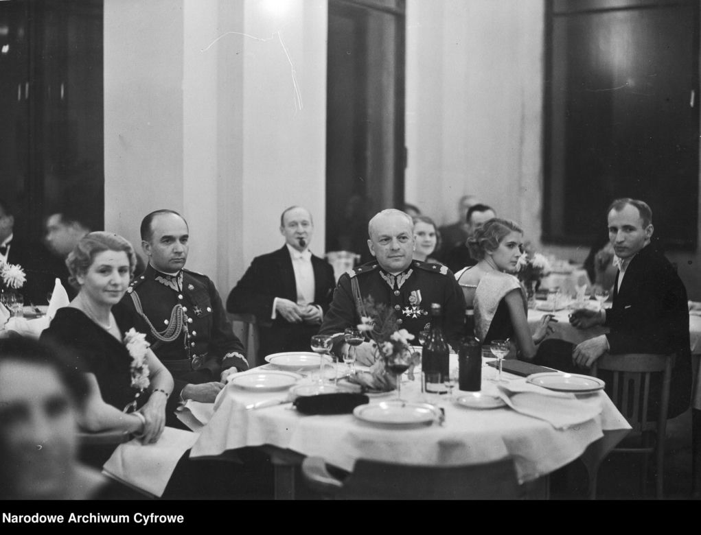 Sylwestrowe bale w II RP. Elegancja, szampan i mazur o północy
