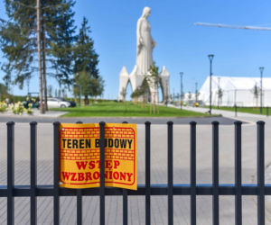 Teren wokół rekordowego pomnika Matki Boskiej w Konotopiu zamknięty z powodów bezpieczeństwa. Chętnych na zwiedzanie jednak nie brakuje