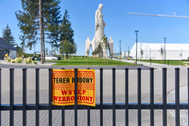 Teren wokół rekordowego pomnika Matki Boskiej w Konotopiu zamknięty z powodów bezpieczeństwa. Chętnych na zwiedzanie jednak nie brakuje