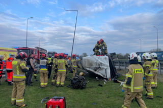 Dramat na autostradzie A4. Bus z sześcioma osobami uderzył w bariery i dachował