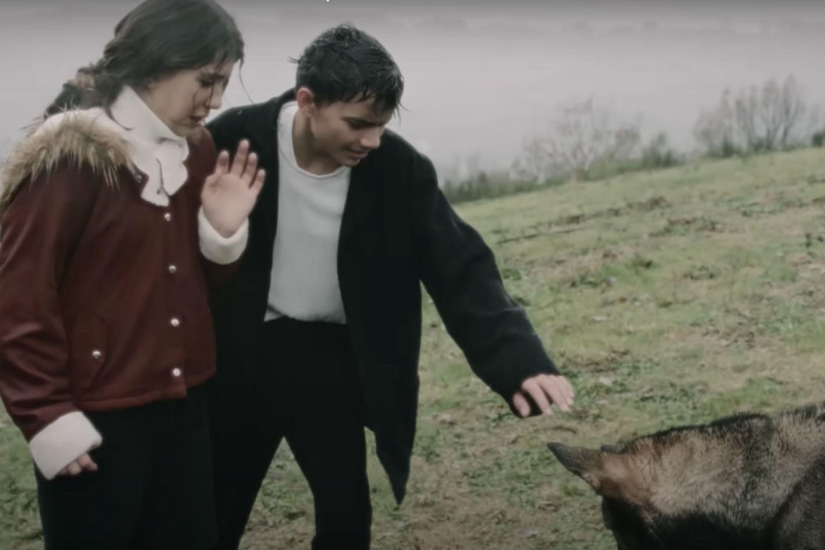 Zeynep wspomina, że już kiedyś uratował ją pewnien chłopak. Okazuje się, że był to Halil! 