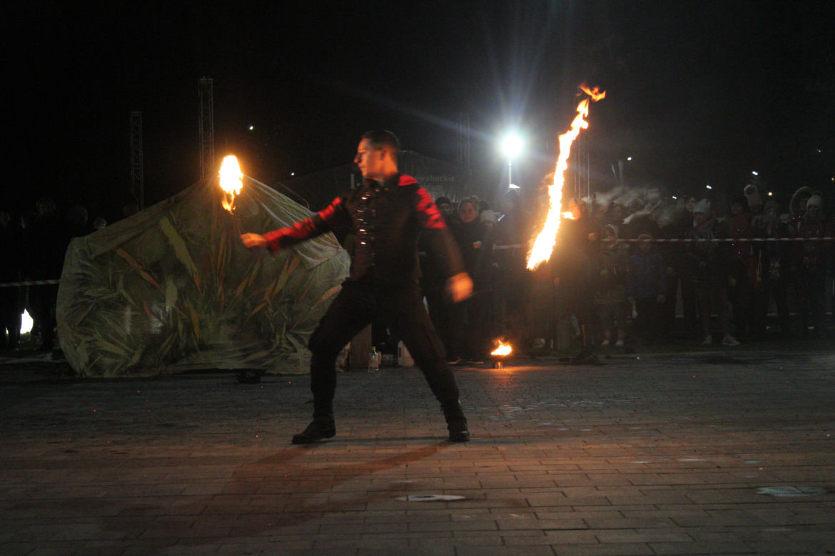 WOŚP 2023 w Krakowie: Fire Show w Nowej Hucie w wykonaniu grupy Spontan Fire