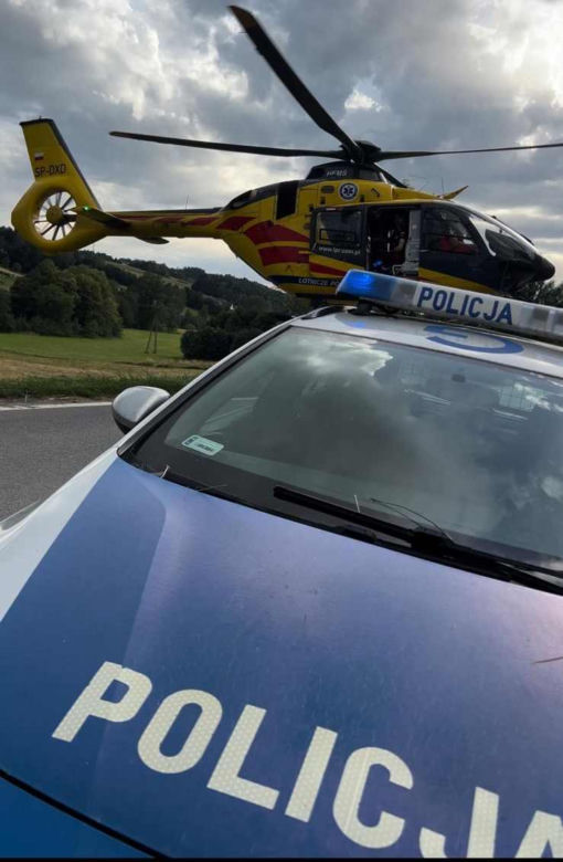 Siemiechów. Młody motocyklista uderzył w drzwi skody. Lekarze walczyli o jego życie