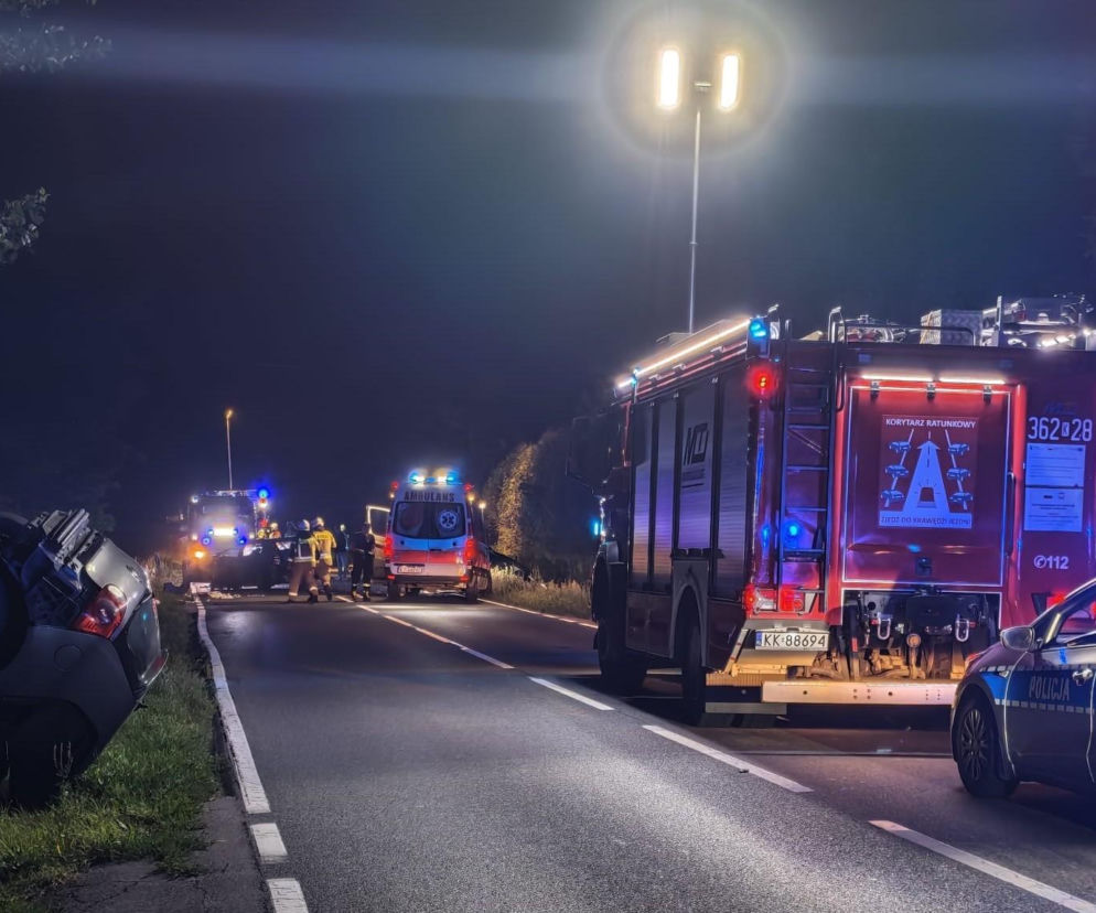 Służby ratunkowe w nocy na miejscu wypadku w Lisiej Górze. O szczegółach akcji przeczytasz na Eska Tarnów.