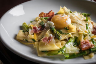 Makaron z chrupiącym boczkiem i szparagami – prostota, która zachwyca!