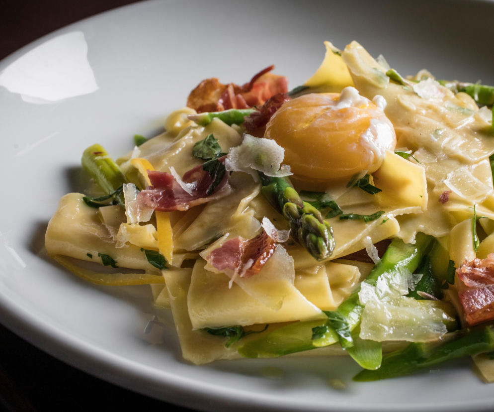 Makaron z chrupiącym boczkiem i szparagami – prostota, która zachwyca!