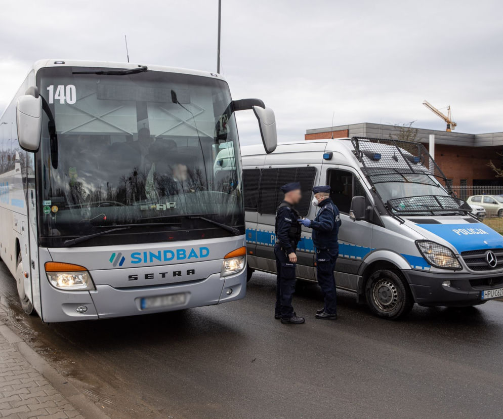 Autokar ESKORTOWANY przez policję! Powód? Podejrzenie koronawirusa!