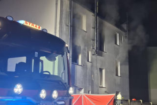 Tragiczny pożar w mieszkaniu w Kościanie. Nie żyje mężczyzna [ZDJĘCIA]