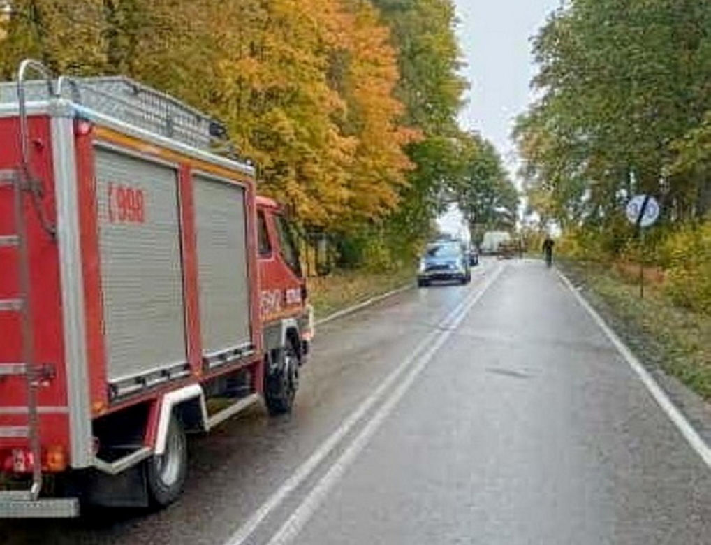 Groźny wypadek na Kaszubach. Czołowe zderzenie osobówki z dostawczakiem. Są poszkodowani
