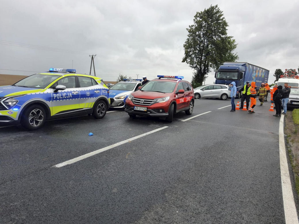 Smiertelny wypadek na trasie Bonin-Koszalin. Trzech nastolatkow z BMW zginelo w zderzeniu z tirem [ZDJECIA]