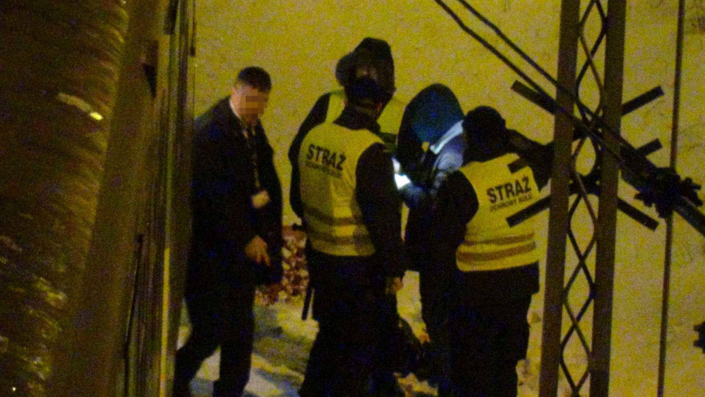 Warszawa: Pieszy wpadł pod pociąg na Targówku! Pilna akcja służb na ul. Naczelnikowskiej