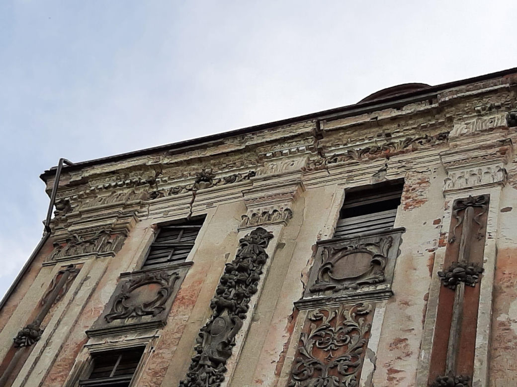 Tajemniczy Pałac w Piotrkowicach. Perła architektury baroku wygląda jak wieżowiec