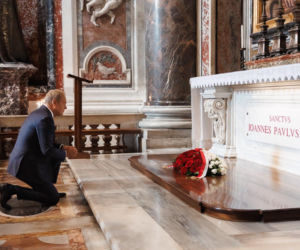 Ludzie spotkali Tuska w Watykanie i się zaczęło! Zaskakujące sceny w kościele tuż przy grobie Jana Pawła II