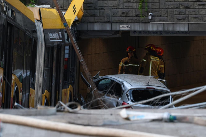 Autobus miejski wjechał w przejście podziemne przy Dworcu Zachodnim