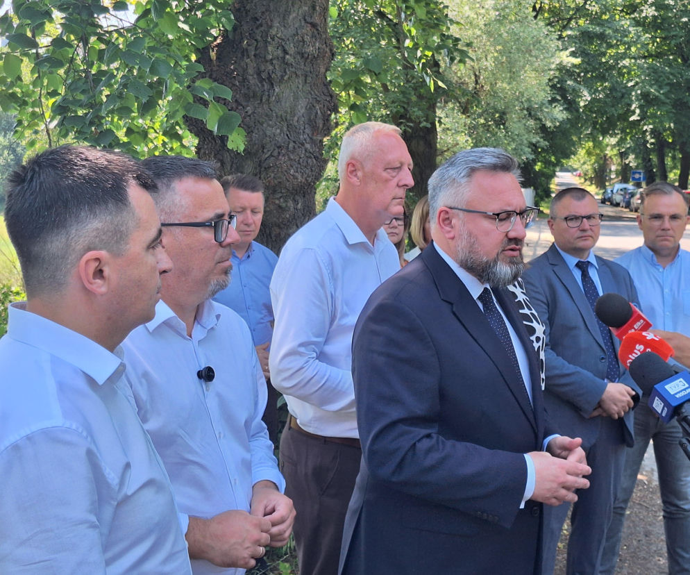 Mężczyźni podczas spotkania dotyczącego działań przeciwpowodziowych w Głogowie, w tym parlamentarzyści i przedstawiciele Wód Polskich, dyskutują o kluczowych inwestycjach. Więcej o ich inicjatywach przeczytasz na naszym portalu.
