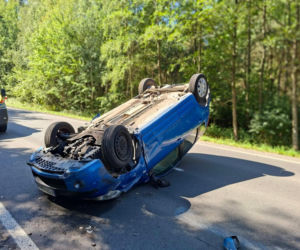 Niebezpieczny wypadek w Lesie Rzepińskim. Kierowca Nissana dachował