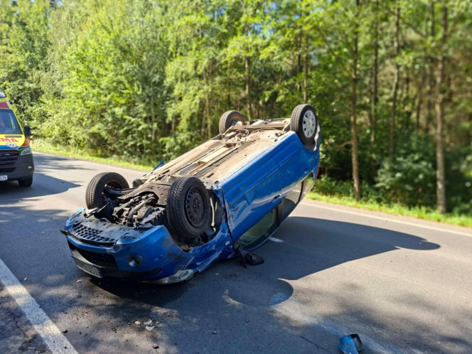 Niebezpieczny wypadek w Lesie Rzepińskim. Kierowca Nissana dachował