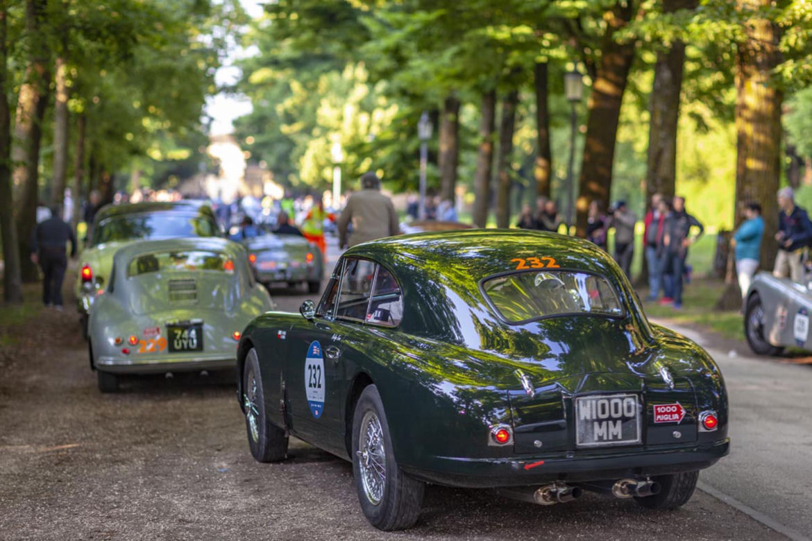 Niezwykłe muzeum w Warszawie! Jaskinia z autami Jamesa Bonda