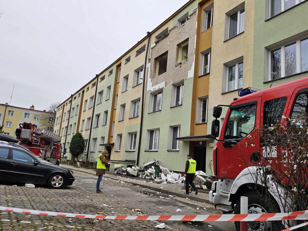 Potężna eksplozja gazu w Rzeszowie! Z mieszkania wyleciały wszystkie okna [ZDJĘCIA]