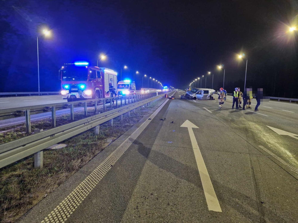 Roztrzaskane auta na S2 pod Warszawą. Sprawca uciekł z miejsca zdarzenia