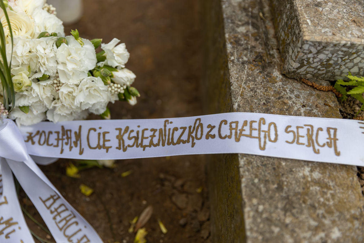 Widok grobu Zuzi łamie serce