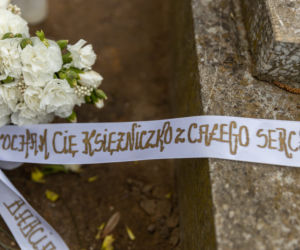Widok grobu Zuzi łamie serce