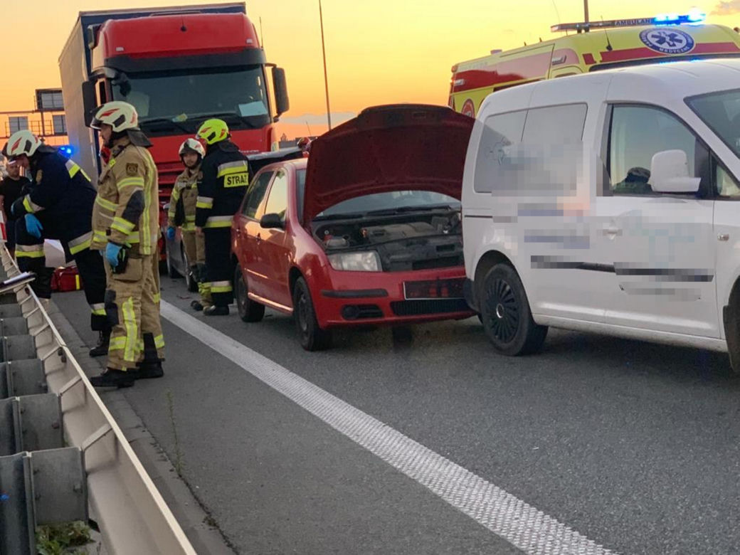 Wielki karambol na S8 pod Warszawą. Ciężarówka wjechała w samochody, są ranni