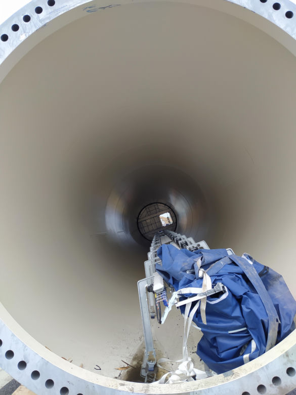 Gigantyczne utrudnienia na A4. Z ciężarówki wypadł ogromny element turbiny