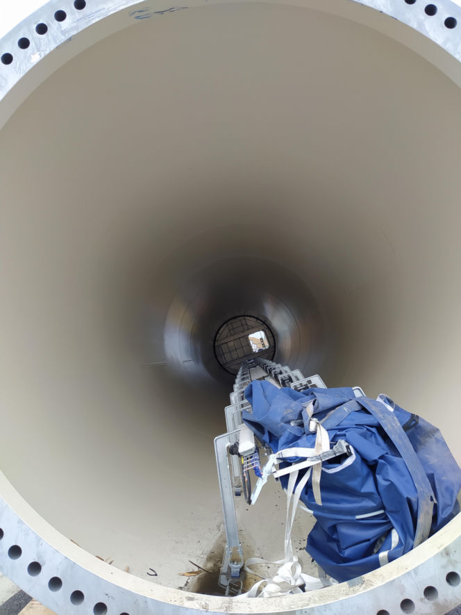 Gigantyczne utrudnienia na A4. Z ciężarówki wypadł ogromny element turbiny