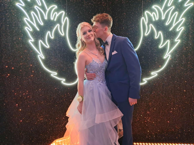 Tak bawili się maturzyści na studniówce skarżyskiego "Erbla". Kreacje jak z czerwonego dywanu