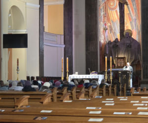 Kody QR na kościelnych ławkach. Nowość w bydgoskiej bazylice dzieli wiernych. „Bezczelność nie zna granic”