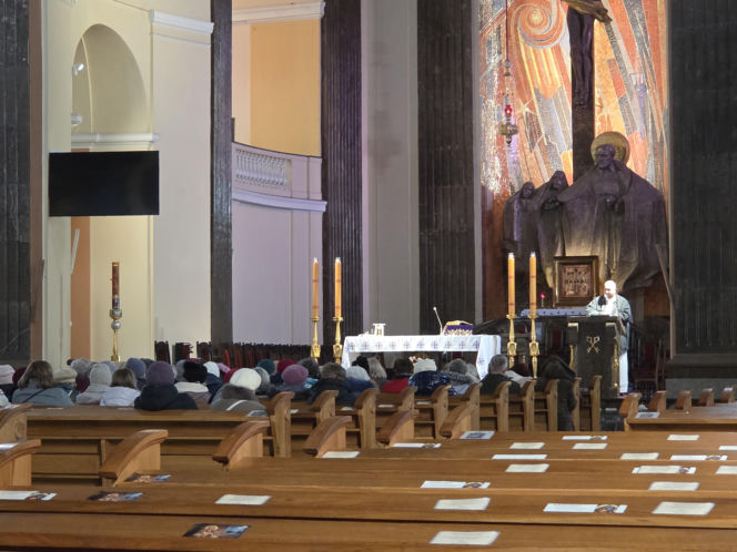 Kody QR na kościelnych ławkach. Nowość w bydgoskiej bazylice dzieli wiernych. „Bezczelność nie zna granic”