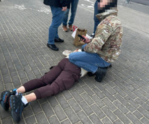 Chciał uciec z torbą wypchaną pieniędzmi. Oszust zatrzymany na gorącym uczynku