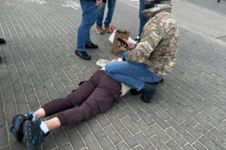 Chciał uciec z torbą wypchaną pieniędzmi. Oszust zatrzymany na gorącym uczynku