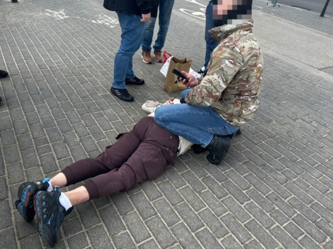 Chciał uciec z torbą wypchaną pieniędzmi. Oszust zatrzymany na gorącym uczynku