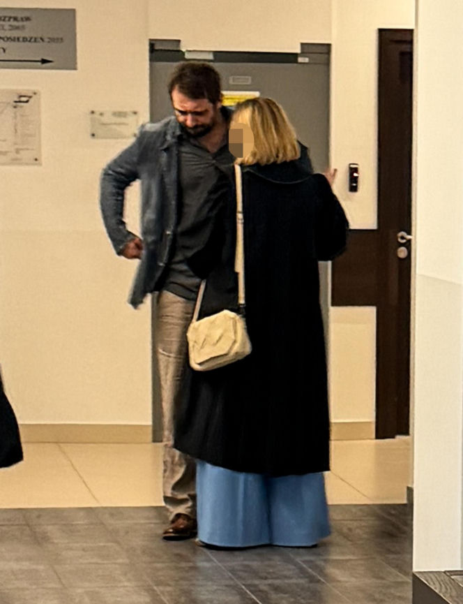 Rozwód Gąsiorowskiej i Żurawskiego w toku! Aktor czekał pod salą z kubkiem w ręku