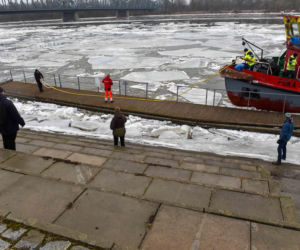 Lodołamacze na Wiśle w Toruniu. Kruszyły lód i pomogły uratować pomost