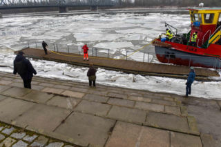 Lodołamacze na Wiśle w Toruniu. Kruszyły lód i pomogły uratować pomost