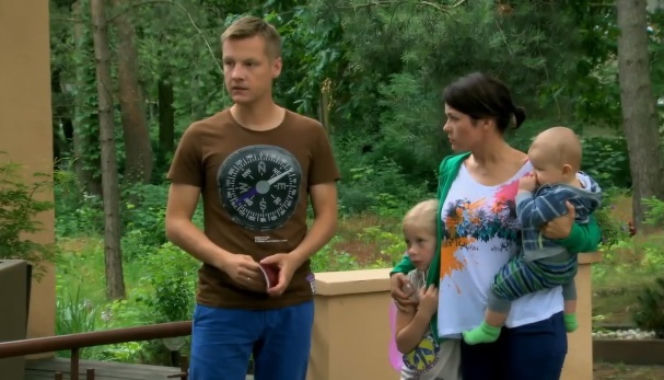 M jak miłość odc. 1094. Piotrek (Marcin Mroczek), Kinga (Katarzyna Cichopek), Lenka (Marysia Głowacka), Mikołaj Zduński (Jan Bukraba)