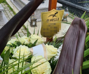 Zaborów. Grób 17-letniej Izabelli, która zginęła, potrącona przez pociąg tonie w kwiatach  [ZDJĘCIA]