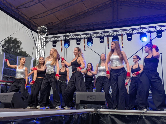 Tłumy na Festiwalu Pod Zaporą w Brodach! Oskar Cyms i „Złoty Gumiak” skradli serca publiczności
