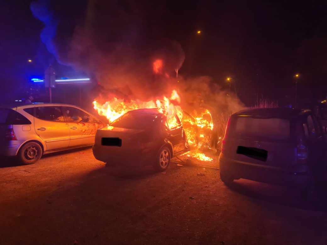 Samochód połonął jak pochodnia. Obok stały zaparkowane inne auta